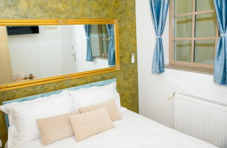 Bistro Centru Vechi Craiova Hotell Exteriör bild
